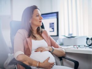 Poród w Czechach – jak zacząć, gdy pracujesz w Czechach i jesteś w ciąży?